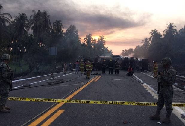 Themen der Woche (170413) -- GUERRERO (MEXICO), April 13, 2017 -- Image taken by a mobile device shows rescuers working at the site where a head-on collision between a gas tanker truck and a passenger bus occurred on a highway in Mexico s southern state of Guerrero, on April 13, 2017. The death toll from a head-on collision between a gas tanker truck and a passenger bus in south Mexico on Thursday climbed to 24, officials told Xinhua. ) BEST QUALITY AVAILABLE MEXICO-GUERRERO-COLLISION Str 