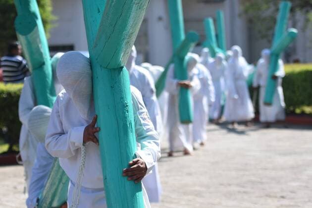 April 14, 2017 - Mexico City, Mexico - Penitents are seen Lifting a wooden cross during Cruciferos religious procession on Good Friday as part of Mexican Holy Week celebrations on April 14, 2017 in Temascalcingo, Mexico Mexico City Mexico  - ZUMAn230 20170414_zaa_n230_303 Copyright: xCarlosxTischlerx