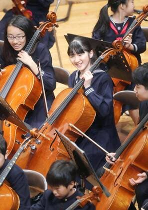 Entertainment Bilder der Woche Themen der Woche Bilder des Tages Princess Aiko plays cello at concert Princess Aiko (C), the only child of Crown Prince Naruhito and Crown Princess Masako, smiles during a concert by an orchestra composed of students from the Gakushuin School group, which includes her Gakushuin Girls Senior High School, in Tokyo on April 16, 2017. Aiko entered the school on April 8 but took part in the concert with members of Gakushuin Girls Junior High School, her alma mater. (Pool photo) 