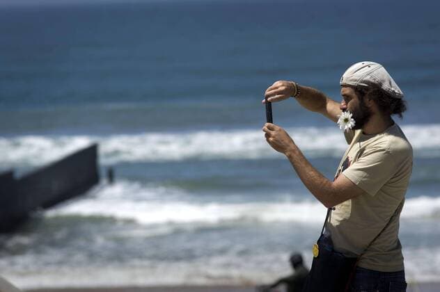 A member of a group called the Caravan Against Fear takes a photograph of the US-Mexico border wall during a visit to Friendship Park on 16 April 2017, in San Diego, California, USA. The caravan of about 60 people, which was calling attention to immigrant rights issues, began six days ago in Sacramento, California, and visited the border where families visit through the border fence. CARAVANA TOURS BORDER BETWEEN US AND MEXICO TO CALL ATTENTION ON IMMIGRANT RIGHTS !ACHTUNG: NUR REDAKTIONELLE NUTZUNG!  Copyright: xDavidxMaungx SAN01 20170417-636279897484613005