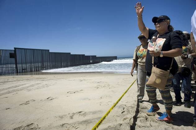 A member of a group called the Caravan Against Fear, waves to people in Mexico at the U.S.-Mexico border wall during a visit to Friendship Park on April 16, 2017, in San Diego, California, USA. The caravan of about 60 people, which was calling attention to immigrant rights issues, began six days ago in Sacramento, California, and visited the border where families visit through the border fence. CARAVANA TOURS BORDER BETWEEN US AND MEXICO TO CALL ATTENTION ON IMMIGRANT RIGHTS !ACHTUNG: NUR REDAKTIONELLE NUTZUNG!  Copyright: xDavidxMaungx SAN01 20170417-636279898143548557