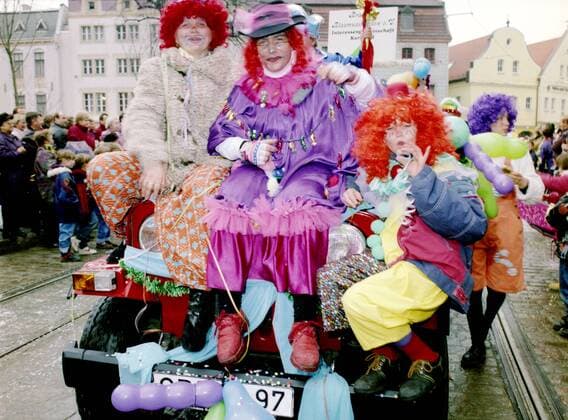 Besucher und Festwagen zum Karnevalsumzug durch Cottbus Karneval in Cottbus