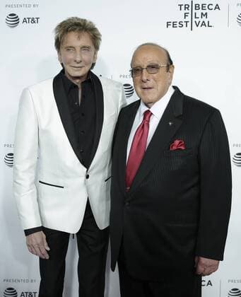 Bilder des Tages Clive Davis and Barry Manilow arrive on the red carpet at the Clive Davis: The Soundtrack Of Our Lives Premiere at Radio City Music Hall on April 19, 2017 in New York City.  NYP20170419173 JOHNxANGELILLO