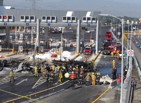 Mexiko: Schwerer Verkehrsunfall auf der Autobahn Mexiko-Toluca April 19, 2017 - Mexico - EUM20170419NAC08.JPG.OCOYOACAC, Mex.- AccidentAccidente-Edomex.- Este miercoles, un trailer volco y se incendio junto a la caseta de cobro del nuevo tramo de la autopista Mexico-Toluca, en las inmediaciones del kilometro 40, de este municipio del Estado de Mexico, dejando un saldo preliminar de una persona fallecida, 19 de abril 2017. Foto: Agencia EL UNIVERSALGerardo MendozaRCC. Mexico  - ZUMAu78_ 20170419_zaf_u78_041 Copyright: xElxUniversalx