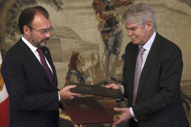 Spanish Foreign Minister, Alfonso Dastis (R), exchanges documents with his Mexican counterpart, Luis Videgaray (L), at the end of the 12th meeting of the Spain-Mexico Binational Commission held in Madrid, Spain, on 20 April 2017. Mexican Foreign Minister visits !ACHTUNG: NUR REDAKTIONELLE NUTZUNG!  Copyright: xFernandoxAlvaradox 20170420-636282944497001372