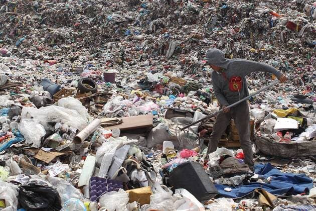 A picture dated 18 April 2017 showing a collector who works at the Bordo de Xochiaca garbage dump in Nezahualcoyotl, Mexico. An ocean of waste that receives 1,200 daily tonnes is the resource of hundreds of men and women in order to make a living. LIFE OF GARBAGE DUMP, THE FIGHT FOR A SURVIVAL SALARY BETWEEN WASTE !ACHTUNG: NUR REDAKTIONELLE NUTZUNG!  Copyright: xAlexxCruzx MEX001 20170420-636283136236582209
