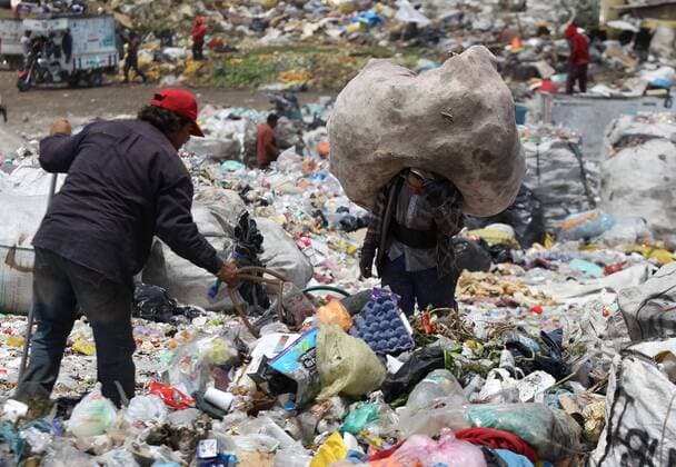A picture dated 18 April 2017 showing collectors who work at the Bordo de Xochiaca garbage dump in Nezahualcoyotl, Mexico. An ocean of waste that receives 1,200 daily tonnes is the resource of hundreds of men and women in order to make a living. LIFE OF GARBAGE DUMP, THE FIGHT FOR A SURVIVAL SALARY BETWEEN WASTE !ACHTUNG: NUR REDAKTIONELLE NUTZUNG!  Copyright: xAlexxCruzx MEX001 20170420-636283136284785591