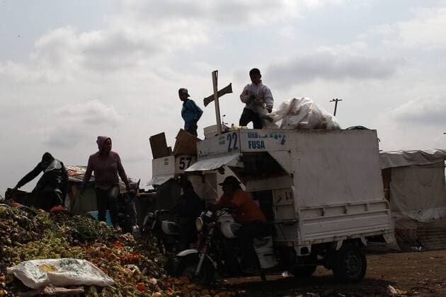 A picture dated 18 April 2017 showing collectors who work at the Bordo de Xochiaca garbage dump in Nezahualcoyotl, Mexico. An ocean of waste that receives 1,200 daily tonnes is the resource of hundreds of men and women in order to make a living. LIFE OF GARBAGE DUMP, THE FIGHT FOR A SURVIVAL SALARY BETWEEN WASTE !ACHTUNG: NUR REDAKTIONELLE NUTZUNG!  Copyright: xAlexxCruzx MEX001 20170420-636283136899573709