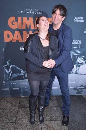 Eric Benson, Ehefrau Sandrina Koemm-Benson Ankunft Iggy POPs Birthday Bash zum Konzert Kinofilm GIMME DANGER im KIno International in Berlin am 20.04.2017
