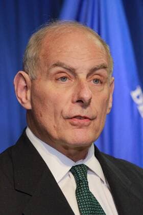 US Generalbundesanwalt Jeff Sessions und John Kelly - PK zum Mexiko Grenzbesuch National Secutiry Secretary Jhon Kelly speaks during a press conference in El Paso, Texas, United States, 20 April 2017, during their first visit together to the border with Mexico. Kelly and Sessions committed to prosecute the parents who hire coyotes (human traffickers) in order to help their children cross the border with Mexico to arrive in the United States. THE US GOVERNMENT COMMITS TO PROSECUTE PARENTS WHO PAY COYOTES !ACHTUNG: NUR REDAKTIONELLE NUTZUNG!  Copyright: xLuisxPabloxHernándezx WAS001 20170421-636283327463938783