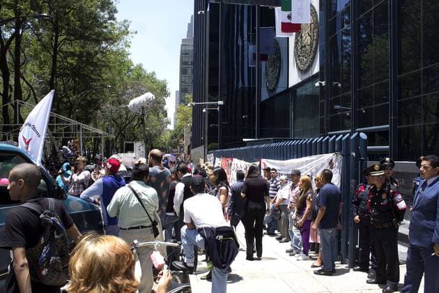 Protestmarsch der Angehörigen der 43 verschwundenen Studenten von Mexiko April 20, 2017 - Mexico - EUM20172004NAC22.JPG.CIUDAD DE MEXICO.- Studen Normalistas-Guerrero.- familiares de los 43 normalistas desaparecidos de Ayotzinapa e integrantes de organizaciones sociales, marcharon y realizaron un planton frente a las instalaciones de la Procuraduria General de la Republica en Reforma, en demanda de una respuesta por parte del gobierno federal. Foto: Agencia EL UNIVERSAL RCC. Mexico  - ZUMAu78_ 20170420_zaf_u78_056 Copyright: xJeniferxNavax