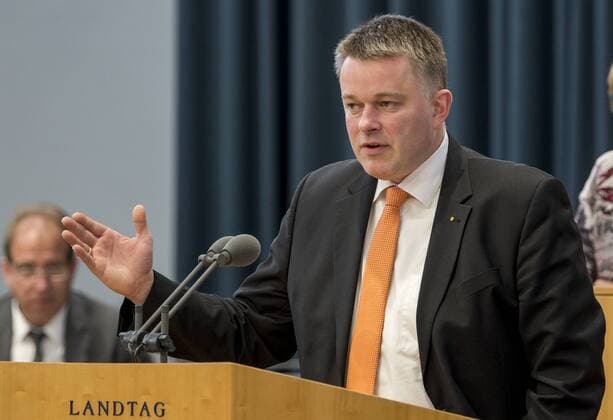 Haushaltsdebatte im Landtag Rheinland-Pfalz Gordon Schnieder (CDU), Landtagsabgeordneter im rheinland-pfälzischen Landtagaufgenommen am Freitag (24.03.2017) während der Debatte zum Landeshaushaltsgesetz 2017 2018. Foto: Torsten Silz Mainz Rheinland-Pfalz Deutschland