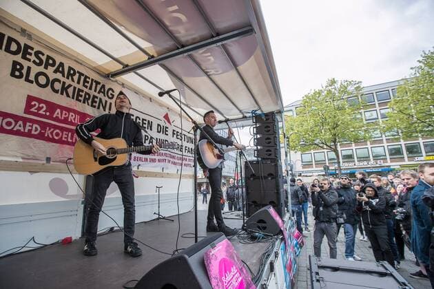 Die Musiker der amerikanischen Punk Band Anti Flag - Justin Geever ( Justin Sane ) und Chris Barker ( Chris 2 ) - stehen am 23. April 2017 im Rahmen des Protest gegen den Landesparteitag der Alternative für Deutschland ( AfD ) auf dem Heumarkt in Köln auf einem LKW und geben ein kostenloses Konzert. Konzert - Anti Flag in Köln