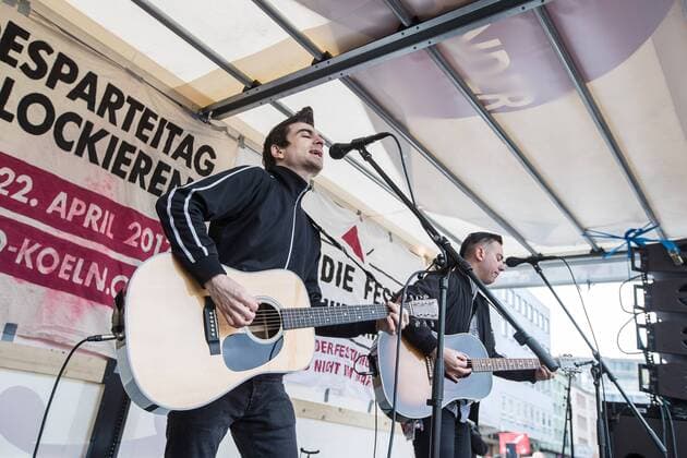 Die Musiker der amerikanischen Punk Band Anti Flag - Justin Geever ( Justin Sane ) und Chris Barker ( Chris 2 ) - stehen am 23. April 2017 im Rahmen des Protest gegen den Landesparteitag der Alternative für Deutschland ( AfD ) auf dem Heumarkt in Köln auf einem LKW und geben ein kostenloses Konzert. Konzert - Anti Flag in Köln