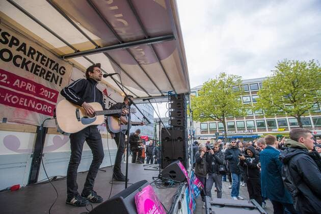 Die Musiker der amerikanischen Punk Band Anti Flag - Justin Geever ( Justin Sane ) und Chris Barker ( Chris 2 ) - stehen am 23. April 2017 im Rahmen des Protest gegen den Landesparteitag der Alternative für Deutschland ( AfD ) auf dem Heumarkt in Köln auf einem LKW und geben ein kostenloses Konzert. Konzert - Anti Flag in Köln