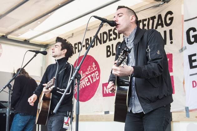 Die Musiker der amerikanischen Punk Band Anti Flag - Justin Geever ( Justin Sane ) und Chris Barker ( Chris 2 ) - stehen am 23. April 2017 im Rahmen des Protest gegen den Landesparteitag der Alternative für Deutschland ( AfD ) auf dem Heumarkt in Köln auf einem LKW und geben ein kostenloses Konzert. Konzert - Anti Flag in Köln