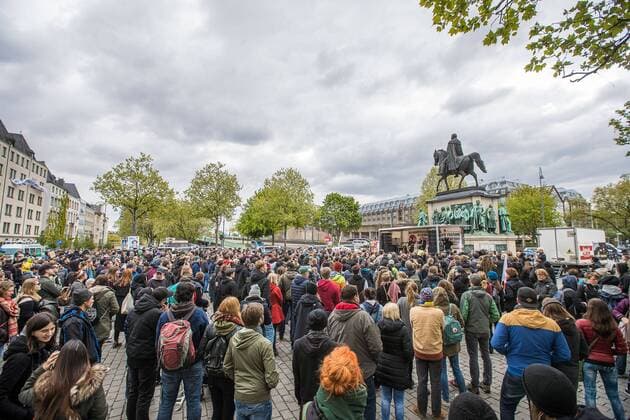 Die Musiker der amerikanischen Punk Band Anti Flag - Justin Geever ( Justin Sane ) und Chris Barker ( Chris 2 ) - stehen am 23. April 2017 im Rahmen des Protest gegen den Landesparteitag der Alternative für Deutschland ( AfD ) auf dem Heumarkt in Köln auf einem LKW und geben ein kostenloses Konzert. Konzert - Anti Flag in Köln