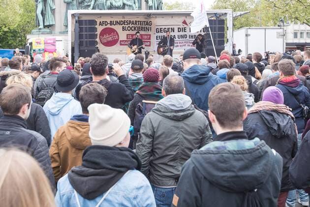 Die Musiker der amerikanischen Punk Band Anti Flag - Justin Geever ( Justin Sane ) und Chris Barker ( Chris 2 ) - stehen am 23. April 2017 im Rahmen des Protest gegen den Landesparteitag der Alternative für Deutschland ( AfD ) auf dem Heumarkt in Köln auf einem LKW und geben ein kostenloses Konzert. Konzert - Anti Flag in Köln