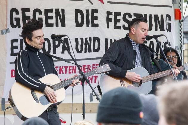 Die Musiker der amerikanischen Punk Band Anti Flag - Justin Geever ( Justin Sane ) und Chris Barker ( Chris 2 ) - stehen am 23. April 2017 im Rahmen des Protest gegen den Landesparteitag der Alternative für Deutschland ( AfD ) auf dem Heumarkt in Köln auf einem LKW und geben ein kostenloses Konzert. Konzert - Anti Flag in Köln