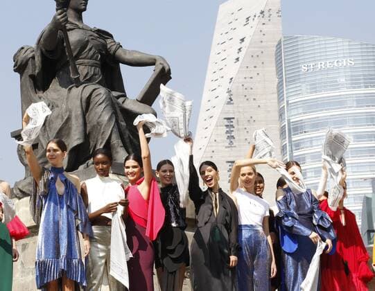 Models present the creations of Mexican designer Kris Goyri during the first Mercedes Benz Fashion Week celebrated at the iconic monument of the Independence Square in Mexico City, Mexico, 23 April 2017. MERCEDES BENZ FASHION WEEK !ACHTUNG: NUR REDAKTIONELLE NUTZUNG!  Copyright: xJorgexNúnezx MEX001 20170423-636285779789464073