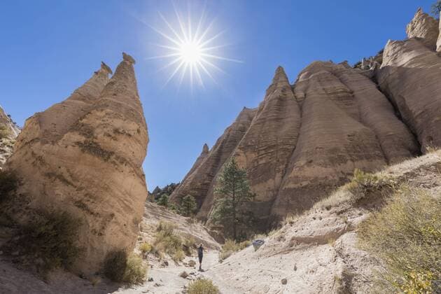 USA, New Mexico, Pajarito Plateau, Sandoval County, Kasha-Katuwe Tent Rocks National Monument, desert valley with bizarre rock formations model released Symbolfoto  FOF09189