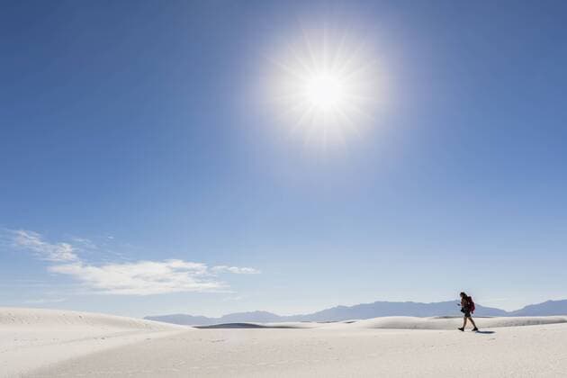 USA, New Mexico, Chihuahua Desert, White Sands National Monument, woman hiking on dune model released Symbolfoto  FOF09213