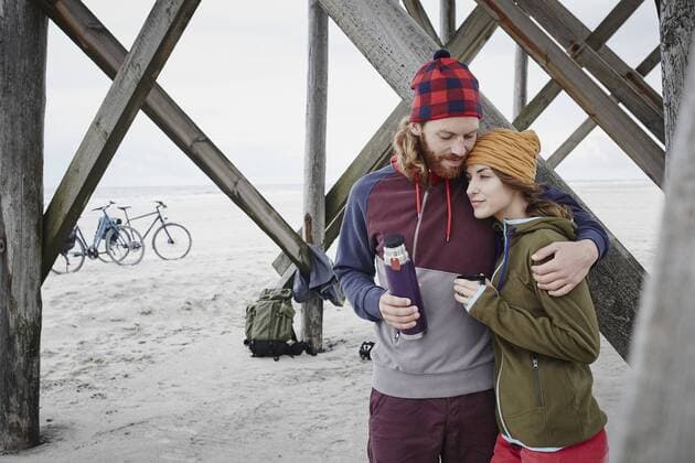 IMAGO Creative: Fit durch den Herbst Germany, Schleswig-Holstein, St Peter-Ording, couple on a bicycle trip having a break on the beach model released Symbolfoto  RORF00731