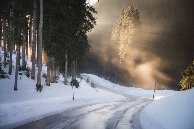IMAGO Creative: Jahreszeit Winter, Spaziergang Austria, Salzkammergut, evening light on Postalm road  STCF00289