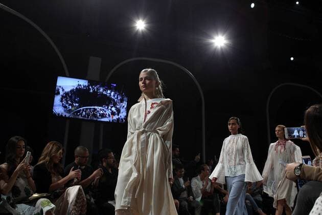 A model presents the creations of Mexican-Japanese designer Armando Takeda during the third day of the Mexico Mercedes Benz Fashion Week in Mexico City, Mexico, 25 April 2017. MERCEDES BENZ FASHION WEEK IN MEXICO !ACHTUNG: NUR REDAKTIONELLE NUTZUNG!  Copyright: xAlexxCruzx CMX003 20170425-636287577301413185