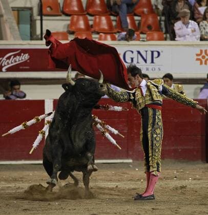 Mexican Bullfighter Arturo Macías performs with his third bull of the afternoon Dentro del Corazon , 515 Kg., during the fifth corrida of the National Fair of San Marcos 2017 in Aguascalientes, Mexico, 25 April 2017. National Fair of San Marcos 2017 !ACHTUNG: NUR REDAKTIONELLE NUTZUNG!  Copyright: xMarioxGuzmánx MEX17 20170426-636287811035967973