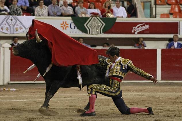 Mexican Bullfighter Arturo Macías performs with his third bull of the afternoon Dentro del Corazon , 515 Kg., during the fifth corrida of the National Fair of San Marcos 2017 in Aguascalientes, Mexico, 25 April 2017. National Fair of San Marcos 2017 !ACHTUNG: NUR REDAKTIONELLE NUTZUNG!  Copyright: xMarioxGuzmánx MEX14 20170426-636287811049539886