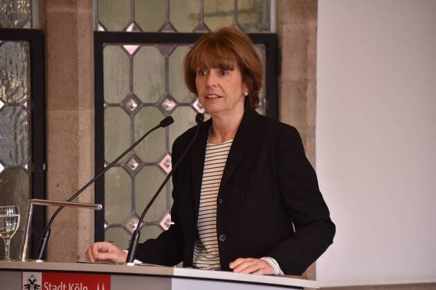 Henriette Reker, Oberbürgermeisterin der Stadt Köln redet am 26.04.2017 in Köln bei der Verleihung des ART Cologne Preis 2017 vom Bundesverband Deutscher Galerien und Kunsthändler e.V. und der Kölnmesse an Dr. Günter Herzog, Leiter des Zentralarchiv des internationalen Kunsthandels ZADIK e.V. im Hansasaal des historischen Rathaus Köln.