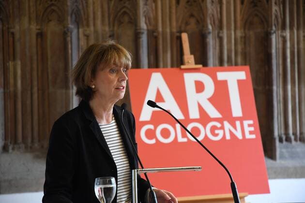 Henriette Reker, Oberbürgermeisterin der Stadt Köln redet am 26.04.2017 in Köln bei der Verleihung des ART Cologne Preis 2017 vom Bundesverband Deutscher Galerien und Kunsthändler e.V. und der Kölnmesse an Dr. Günter Herzog, Leiter des Zentralarchiv des internationalen Kunsthandels ZADIK e.V. im Hansasaal des historischen Rathaus Köln.