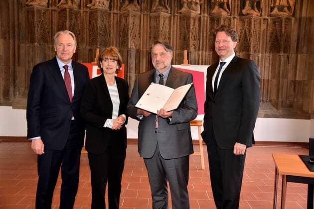 Gerald Böse, Geschäftführer Köln Messe, l-r, Henriette Reker, Oberbürgermeisterin der Stadt Köln und Dr. Günter Herzog, Leiter des Zentralarchiv des internationalen Kunsthandels ZADIK e.V. und Kristian Jarmuschek, Vorsitzender des Bundesverband Deutscher Galerien und Kunsthändler e.V. am 26.04.2017 in Köln bei der Verleihung des ART Cologne Preis 2017 vom Bundesverband Deutscher Galerien und Kunsthändler e.V. und der Kölnmesse an Dr. Günter Herzog, Leiter des Zentralarchiv des internationalen Kunsthandels ZADIK e.V. im Hansasaal des historischen Rathaus Köln.