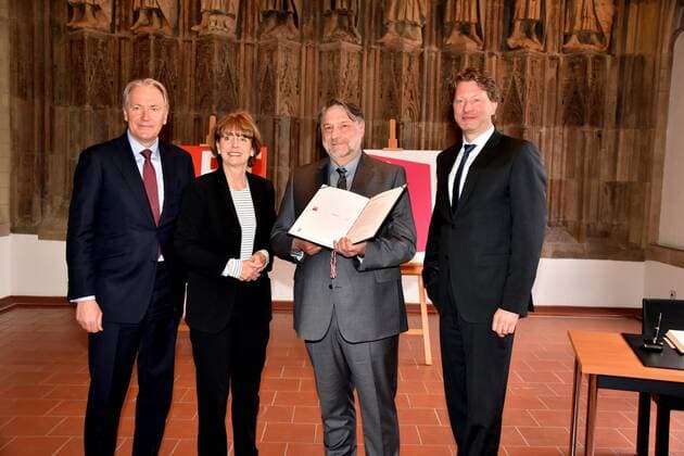 Gerald Böse, Geschäftführer Köln Messe, l-r, Henriette Reker, Oberbürgermeisterin der Stadt Köln und Dr. Günter Herzog, Leiter des Zentralarchiv des internationalen Kunsthandels ZADIK e.V. und Kristian Jarmuschek, Vorsitzender des Bundesverband Deutscher Galerien und Kunsthändler e.V. am 26.04.2017 in Köln bei der Verleihung des ART Cologne Preis 2017 vom Bundesverband Deutscher Galerien und Kunsthändler e.V. und der Kölnmesse an Dr. Günter Herzog, Leiter des Zentralarchiv des internationalen Kunsthandels ZADIK e.V. im Hansasaal des historischen Rathaus Köln.