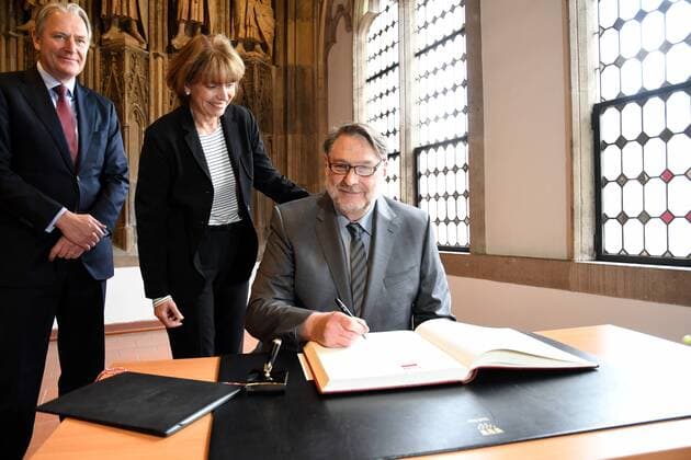 Gerald Böse, Geschäftführer Köln Messe, l-r, Henriette Reker, Oberbürgermeisterin der Stadt Köln und Dr. Günter Herzog, Leiter des Zentralarchiv des internationalen Kunsthandels ZADIK e.V. trägt sich in das goldene Buch ein am 26.04.2017 in Köln bei der Verleihung des ART Cologne Preis 2017 vom Bundesverband Deutscher Galerien und Kunsthändler e.V. und der Kölnmesse an Dr. Günter Herzog, Leiter des Zentralarchiv des internationalen Kunsthandels ZADIK e.V. im Hansasaal des historischen Rathaus Köln.