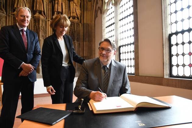 Gerald Böse, Geschäftführer Köln Messe, l-r, Henriette Reker, Oberbürgermeisterin der Stadt Köln und Dr. Günter Herzog, Leiter des Zentralarchiv des internationalen Kunsthandels ZADIK e.V. trägt sich in das goldene Buch ein am 26.04.2017 in Köln bei der Verleihung des ART Cologne Preis 2017 vom Bundesverband Deutscher Galerien und Kunsthändler e.V. und der Kölnmesse an Dr. Günter Herzog, Leiter des Zentralarchiv des internationalen Kunsthandels ZADIK e.V. im Hansasaal des historischen Rathaus Köln.