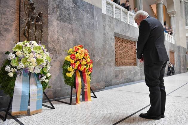 Bundespraesident Frank Walter STEINMEIER gedenkt im Lichthof Gedenkstaette Die Weisse Rose vor zwei Kraenzen,Kranzniederlegung. Besuch der LMU Ludwig Maximiians Universitaet. Antrittsbesuch Bundespraesident Frank Walter Steinmeier in Bayern Muenchen am 26.04.2017.