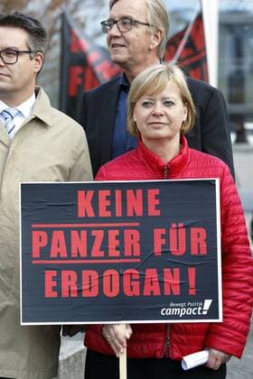 Gegen Rheinmetall-Panzerfabrik in Türkei 2017-04-26, Berlin, Deutschland - Mit Aktionstheater vor einem ausgemusterten Leopard 1-Panzer protestiert das Aktionsbündnis Compact vor dem Reichstag in Berlin gegen Pläne des Rüstungskonzerns Rheinmetall, in der Türkei eine Panzerfabrik zu errichten und appelliert an den Haushaltsausschuss des Bundestags, dies über die Vergabe staatlicher Mittel zu verhindern. Unter den Demonstranten Haushaltsausschuss-Mitglied Gesine Lötzsch (Die Linke). Hinter ihr Linke-Fraktionschef Dietmar Bartsch.
