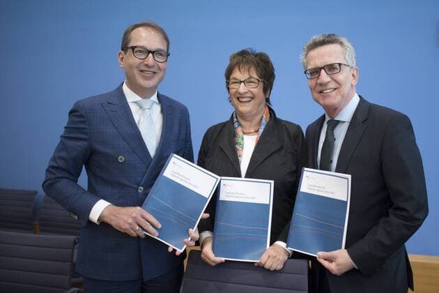 Dobrindt, Zypries, Maiziere - Digitale Agenda DEU, Deutschland, Germany, Berlin, 26.04.2017 Alexander Dobrindt, Bundesverkehrsminister CSU, Brigitte Zypries, Bundesministerin fuer Wirtschaft SPD, und Thomas de Maiziere, Bundesinnenminister CDU (v.l.n.r.) waehrend der Bundespressekonferenz zum Thema Vorstellung des Legislaturbericht Digitale Agenda 2014-17 in Berlin. Alexander Dobrindt, Federal Minister of Transport and Digital Technologies, CSU, Brigitte Zypries, Federal Minster of Economy SPD, and Thomas de Maiziere, German Federal Minister of the Interior CDU (f.l.t.r.), during press call of the Bundespressekonferenz concerning a digital agenda in Berlin