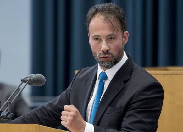 Sondersitzung Hahn-Gesetz im Landtag Rheinland-Pfalz Jan Bollinger, Parlamentarischer Geschäftsführer und wirtschaftspolitischer Sprecher der AFD (Alternative für Deutschland) im rheinland-pfälzischen Landtag, aufgenommen am am Mittwoch (26.04.2017) während der Debatte zum Hahn-Gesetz im Landtag von Rheinland-Pfalz in Mainz. In der Sondersitzung entschieden die Abgeordneten über den Verkauf des Flughafens Hahn an die chinesische HNA Airport Group GmbH und die pfälzische Firma ADC. Foto: Torsten Silz Mainz Rheinland-Pfalz Deutschland