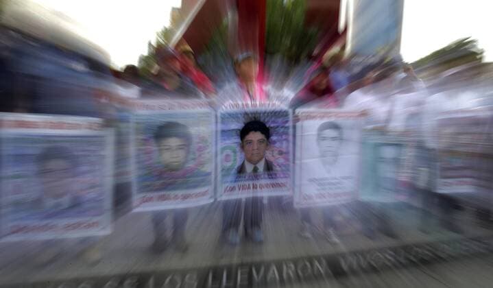 Parents of the 43 disappeared students from Ayotzinapa accompanied by students and activists march in Mexico City, Mexico, 26 April 2017. After 31 months of the disappearance of the youth authorities reiterated that the investigations will continue until the responsibles be arrested. EFE Jose Mendez PARENTS OF THE 43 OF AYOTZINAPA ASK JUSTICE AFTER 31 MONTHS OF DISAPPEARANCE !ACHTUNG: NUR REDAKTIONELLE NUTZUNG!  Copyright: xJoséxMéndezx MEX54 20170427-636288626986676733