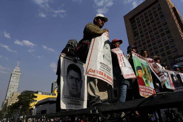 Parents of the 43 disappeared students from Ayotzinapa accompanied by students and activists march in Mexico City, Mexico, 26 April 2017. After 31 months of the disappearance of the youth authorities reiterated that the investigations will continue until the responsibles be arrested. EFE Jose Mendez PARENTS OF THE 43 OF AYOTZINAPA ASK JUSTICE AFTER 31 MONTHS OF DISAPPEARANCE !ACHTUNG: NUR REDAKTIONELLE NUTZUNG!  Copyright: xJoséxMéndezx MEX50 20170427-636288627633132445