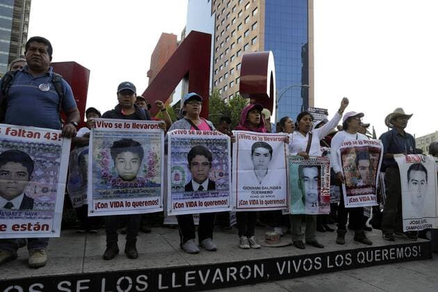 Parents of the 43 disappeared students from Ayotzinapa accompanied by students and activists march in Mexico City, Mexico, 26 April 2017. After 31 months of the disappearance of the youth authorities reiterated that the investigations will continue until the responsibles be arrested. EFE Jose Mendez PARENTS OF THE 43 OF AYOTZINAPA ASK JUSTICE AFTER 31 MONTHS OF DISAPPEARANCE !ACHTUNG: NUR REDAKTIONELLE NUTZUNG!  Copyright: xJoséxMéndezx MEX58 20170427-636288627686483761