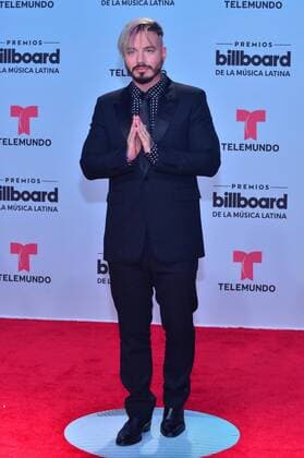 Colombian singer J Balvin poses as he arrives at the red carpet during the Billboard Latin Music Awards at the Warsco Center of Miami University in Coral Gables, Florida, United States, 27 April 2017. BILLBOARD LATIN MUSIC AWARDS !ACHTUNG: NUR REDAKTIONELLE NUTZUNG!  Copyright: xGiorgioxVierax BIL001 20170428-636289456571206470