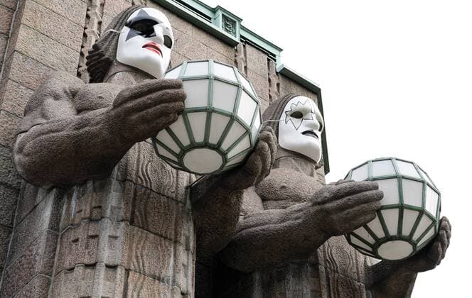 Vorbereitungen auf Kiss-Konzert in Helsinki 20170428, Helsinki, Finland Helsingin Rautatieaseman patsaat Kiss -yhtyeen naamiot päässä. Legendaarinen rock yhtye esiintyy ensi viikolla Helsingissä. Legendary American hard rock group Kiss will perform in Helsinki on 4 May 2017. To honour their arrival to Finland the Helsinki Railway station statues got their Kiss masks on this morning. 