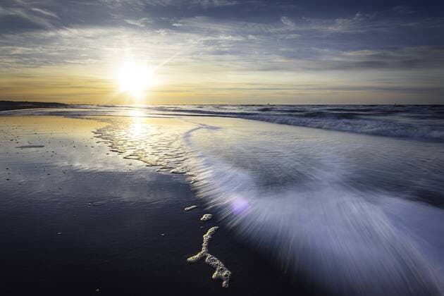 Norderney. 19 APR 2017. Sonnenaufgang im Wattenmeer. Auflaufendes Wasser am Nordstrand von Norderney. OSTFRIESLAND. Ostfriesische Inseln. Copyright: JanisMEYER Priller&MAUG JMY003220X