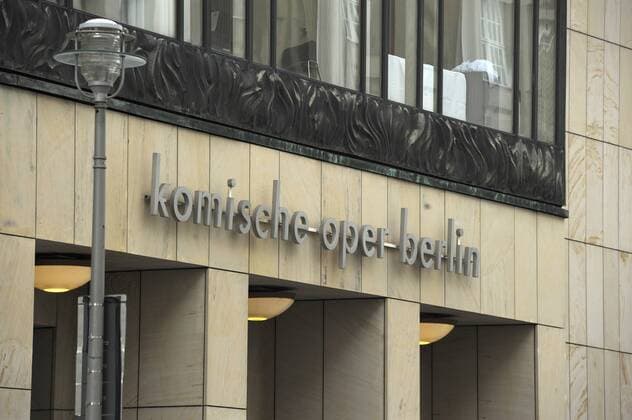 Eingang zur Komischen Oper Berlin in der Behrenstraße. Komische Oper