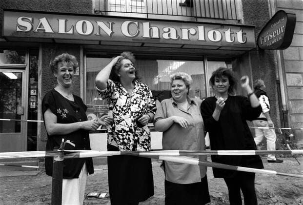 Salon Charlott Deutschland, Berlin, 09.10.1992, Frisösinnen des Salon Charlott in der Oranienburger Straße,