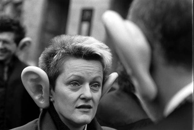 Horch doch mal bei Körting rein Deutschland, Berlin, 30.01.1998, Vereinigung Berliner Strafverteidiger (e.V.) hört aus Protest gegen den Großen Lauschangriff beim Justizsenator Dr. Körting zum Fenster seiner Behörde am Rathaus Schöneberg rein, Renate Künast, Bündnis 90 Die Grünen, mit großen Ohren,